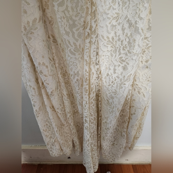 Wedding dress - Picture 2 of 4